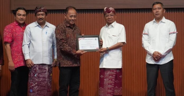 Gubernur Bali Wayan Koster mendorong mahasiswa baru Pascasarjana Fakultas Hukum Universitas Udayana (FH Unud) untuk terus meningkatkan kapasitas akademik sebagai bekal menghadapi perkembangan dan persaingan global.