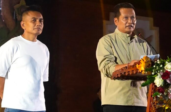 HUT Kota Negara ke-131 tetap berlangsung meriah meski anggaran terbatas, berkat kolaborasi Pemkab Jembrana, donatur, seniman, dan masyarakat dalam menghadirkan hiburan serta seni budaya.