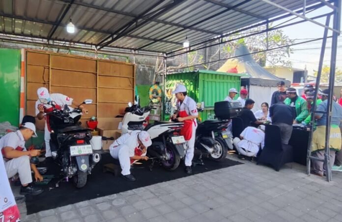 Astra Motor Bali memanfaatkan momentum perayaan HUT ke-81 Republik Indonesia dengan menghadirkan program khusus bagi para mitra pengemudi Grab. Bertajuk “Gebyar Service Grab – Spesial 17 Agustus”, kegiatan ini memberikan akses perawatan sepeda motor dengan harga yang lebih terjangkau.