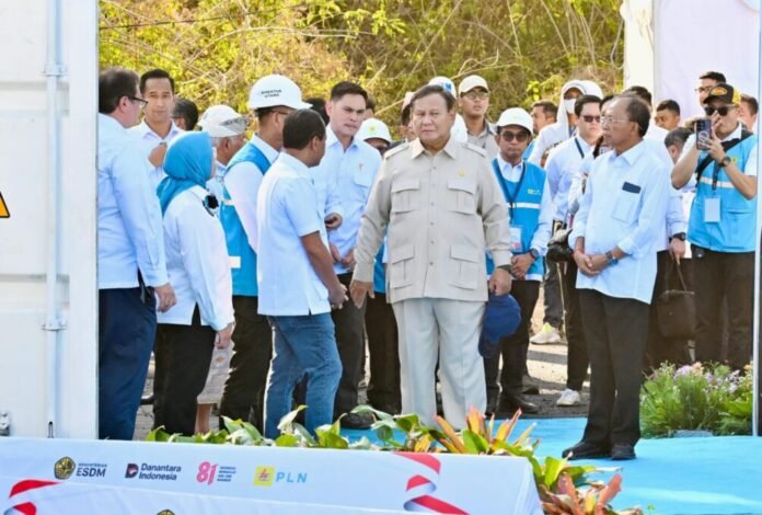 Presiden Prabowo meluncurkan program PLTS 100 GWp, termasuk PLTS Gilimanuk 300 MWp, untuk mengurangi penggunaan pembangkit berbahan bakar minyak dan meningkatkan kemandirian energi Indonesia.