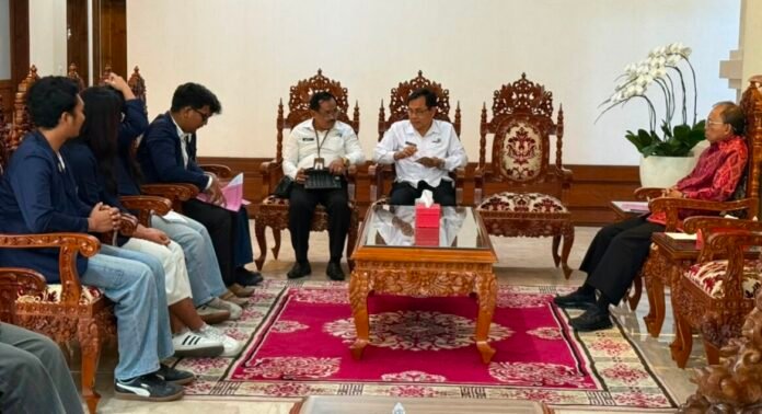 Masa depan sektor pertanian Bali menjadi pembahasan dalam pertemuan Badan Eksekutif Mahasiswa (BEM) Fakultas Pertanian Universitas Udayana (Unud) dengan Gubernur Bali Wayan Koster.