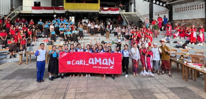 Astra Motor Bali mengedukasi pelajar SMP di Kabupaten Badung tentang pentingnya kelengkapan berkendara, menjadi pembonceng yang aman, dan membangun kebiasaan #Cari_Aman sejak dini.