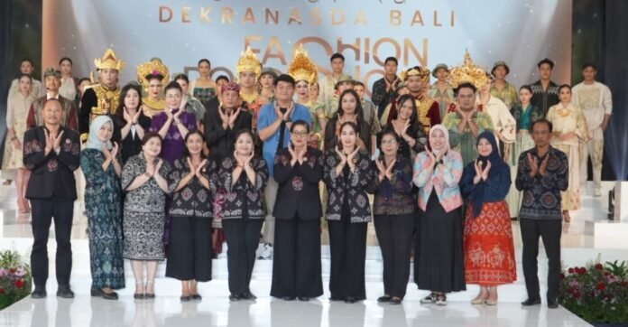 Ketua Dekranasda Provinsi Bali, Ny. Putri Koster, dalam Dekranasda Bali Fashion Road Show “Wastra Hita Kara” di Gedung Kesenian Ir. Soekarno, Jembrana, Kamis (27/8/2026).