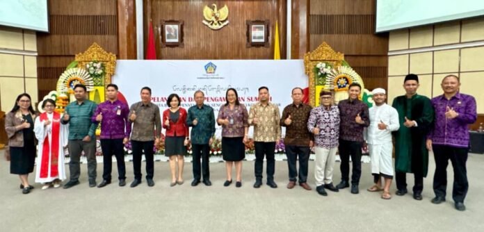 Gubernur Bali Wayan Koster memberikan mandat baru kepada sembilan anggota Badan Penyelesaian Sengketa Konsumen (BPSK) Kota Denpasar untuk menjalankan tugas selama periode 2026-2031.