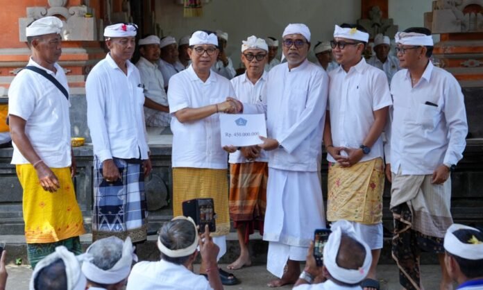 Hibah Rp450 Juta untuk Karya di Pura Dalem Sari, Bupati Adi Arnawa Tegaskan Komitmen Jaga Budaya Bali