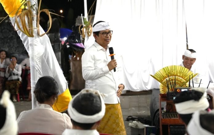 Bupati Wayan Adi Arnawa saat hadiri Karya Yadnya Krama Desa Adat Mengwitani, Kecamatan Mengwi, Selasa (1/9).