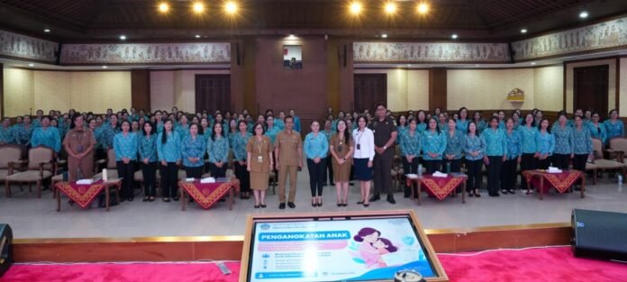 Ketua TP. PKK Badung, Nyonya Rasniathi Adi Arnawa saat membuka Workshop Tertib Administrasi Kependudukan Kader TP. PKK di Ruang Kertha Gosana, Puspem Badung, Senin (14/9).