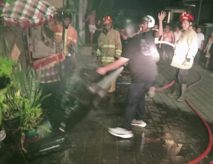 Enam Kebakaran Terjadi di Buleleng dalam Sehari, Damkarmat Bergerak Cepat