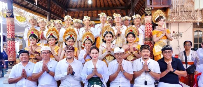 Wabup Badung Hadiri Karya di Pura Ibu Panti Bualu, Gotong Royong Krama Jadi Sorotan