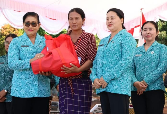 Ketua Tim Penggerak PKK Provinsi Bali, Ibu Putri Koster, menekankan pentingnya keberadaan Pasar Rakyat Berbelanja dan Berbagi sebagai jembatan antara masyarakat dengan para pelaku IKM/UMKM serta petani lokal.