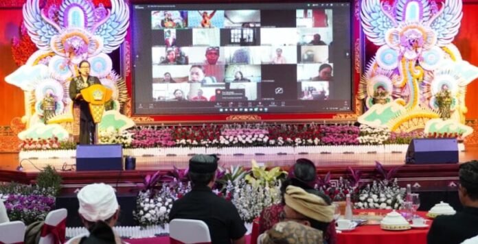 Ketua TP PKK Provinsi Bali, Ny. Putri Suastini Koster, mengajak masyarakat untuk terus mempelajari, menggunakan, dan mewariskan bahasa, aksara, dan sastra Bali kepada generasi mendatang. Ajakan tersebut disampaikan dalam Seminar Aksara Kawi dan Bali “Nyastra” di Gedung Kertha Sabha, Jaya Sabha, Denpasar, Kamis (10/9/2026).