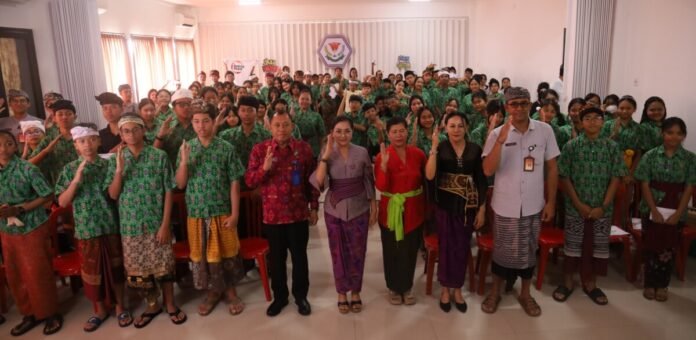 Bunda Anti Narkoba Kabupaten Badung Nyonya Rasniathi Adi Arnawa saat membuka Sosialisasi Pencegahan Penyalahgunaan Bagi Generasi Muda di SMP CIS Kabupaten Badung, Kamis (10/9).