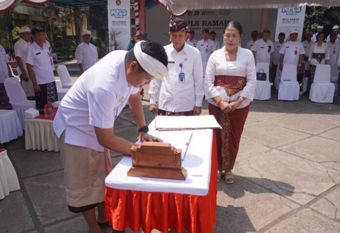 Bupati Jembrana, I Made Kembang Hartawan, memimpin upacara pelantikan dan pengukuhan 21 pejabat Pemkab Jembrana yang digelar secara terbuka di halaman SMAN 2 Negara, Jumat (11/9/2026).