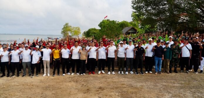 Sekda Surya Suamba saat aksi bersih lingkungan memperingati World Cleanup Day Indonesia 2026 di kawasan mangrove Pantai Telaga Waja, Kecamatan Kuta Selatan, Jumat (25/9).