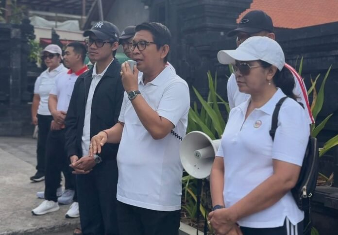 Upaya memperkuat penghijauan di kawasan wisata kembali dilakukan Pemerintah Kabupaten Badung. Bupati Badung I Wayan Adi Arnawa memimpin kegiatan penanaman pohon di sepanjang Jalan Batu Mejan, Desa Canggu, Kuta Utara, Jumat (4/9/2026).