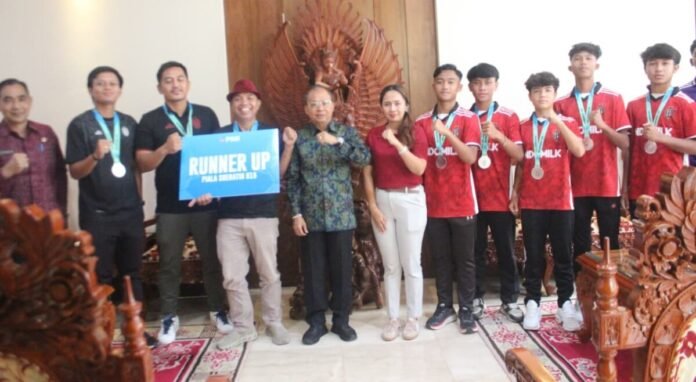 Gubernur Wayan Koster menyiapkan bantuan pembinaan Rp100 juta bagi Bali United U-15 sebagai apresiasi atas keberhasilan meraih runner-up Piala Soeratin Nasional 2026 sekaligus mendorong pembinaan sepak bola usia muda Bali.