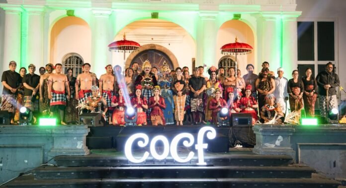 Nyonya Rasniathi Adi Arnawa saat hadiri Colours of Cultures Festival (CoCF) Ke-10 yang berlangsung di kawasan historis Taman Fatahillah, Kota Tua Jakarta, Jumat (16/10).