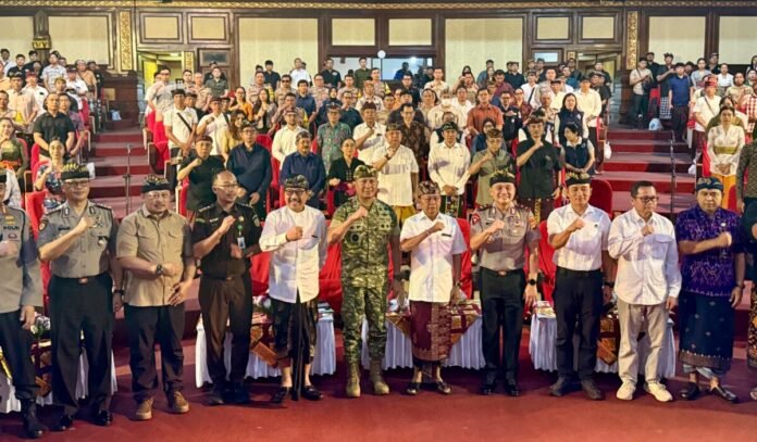 Gubernur Bali Wayan Koster mengajak seluruh pemangku kepentingan menjaga keamanan ruang digital guna melindungi masyarakat dan mempertahankan citra Bali sebagai destinasi pariwisata internasional yang aman dan nyaman.