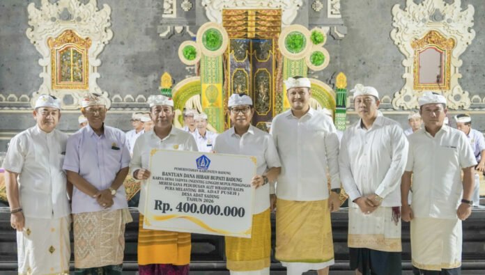 Bupati Adi Arnawa Salurkan Hibah Rp400 Juta untuk Karya di Pura Dalem Begawan Penyarikan Sading