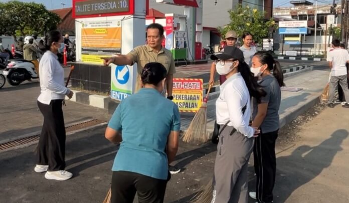 Bupati Jembrana I Made Kembang Hartawan menginstruksikan aksi gotong royong serentak untuk menjaga kebersihan kawasan SPBU yang terdampak sampah akibat antrean BBM.