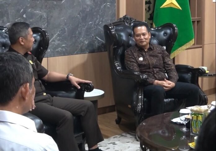Bupati Jembrana I Made Kembang Hartawan bertemu Kajati Bali untuk memperkuat sinergi penegakan hukum, pendampingan pembangunan, serta koordinasi penyelesaian status tanah masyarakat di Gilimanuk.