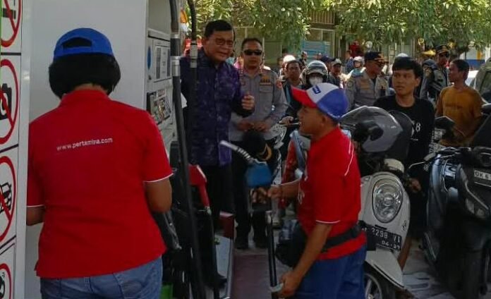 Bupati Buleleng I Nyoman Sutjidra meninjau sejumlah SPBU di Singaraja untuk memastikan distribusi BBM berjalan lancar, mengawasi antrean, serta mengimbau masyarakat membeli BBM sesuai kebutuhan.