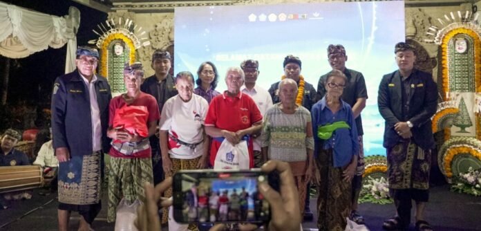 Asisten Bidang Pemerintahan dan Kesejahteraan Rakyat Kabupaten Badung, Luh Suryaniti saat mendampingi kunjungan Tim Penilai Pusat di Banjar Undagi, Desa Mambal, Selasa (13/10).