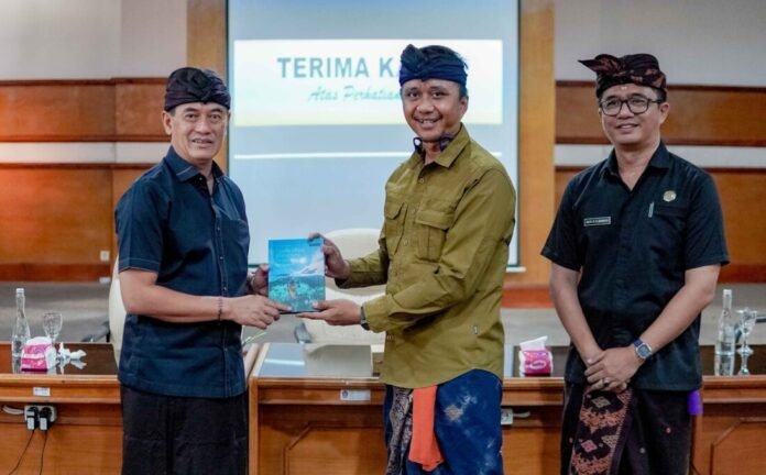 Wakil Bupati Buleleng Gede Supriatna membuka Dialog Pemuda 2026 yang mengajak generasi muda memaknai Sumpah Pemuda melalui pendidikan, disiplin, nasionalisme, dan aksi nyata untuk pembangunan Buleleng.