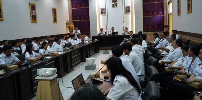 Kepala Dinas Kominfosanti Buleleng Made Suharta menekankan percepatan penyelesaian capaian kinerja, administrasi kegiatan, serta peningkatan kualitas pelayanan melalui penguatan Indeks Kepuasan Masyarakat (IKM).