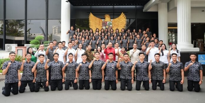 Nyonya Rasniathi Adi Arnawa mendampingi anggota Paskibraka Kabupaten Badung angkatan tahun 2025 saat studi kebangsaan dan kepemimpinan ke Kampus IPDN dan Kantor Pusat BPIP RI di Jakarta, Rabu (7/10).