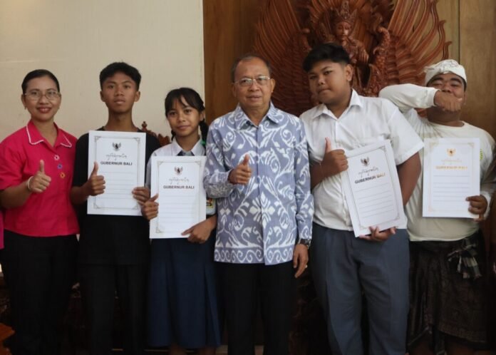 Peduli Siswa Kurang Mampu, Gubernur Bali Berikan Bantuan Pendidikan dan Bedah Rumah