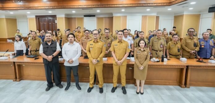 Wabup Bagus Alit Sucipta didampingi Sekda IB. Surya Suamba saat menerima exit meeting BPK RI Perwakilan Bali di Ruang Kriya Gosana, Puspem Badung, Senin (5/10).
