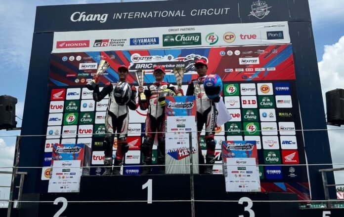 Resky Yusuf Hermawan (kanan) meraih podium ketiga pada race kedua Idemitsu Honda Thailand Talent Cup 2026 seri kelima, Chang International Circuit, Buriram, Thailand, Minggu (18/10).