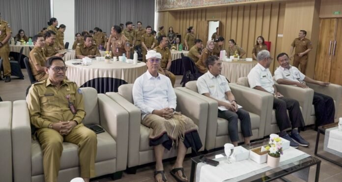 Sekda Surya Suamba membuka Pelatihan Penilaian Optimalisasi Pendapatan Daerah Sektor Pajak Bumi dan Bangunan Perdesaan dan Perkotaan (PBB-P2) Tahun Anggaran 2026 oleh di Ruang Hybrid Lantai III Gedung BDK Denpasar, Senin (26/10).
