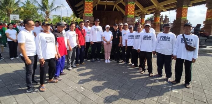 Ketua TP PKK Kabupaten Badung sekaligus Pembina Badung Peduli, Ny. Rasniathi Adi Arnawa saat mengikuti Kegiatan Ayo Sehat Bersama di Areal Wantilan Subak Blahkiuh, Desa Blahkiuh, Kecamatan Abiansemal, Jumat pagi (2/10).