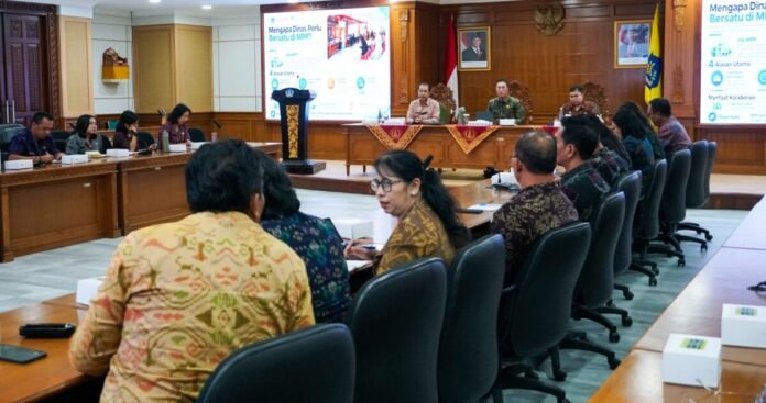 Sekda Surya Suamba didampingi Asisten Perekonomian dan Pembangunan, I Made Agus Aryawan saat Rakor Teknis Pelayanan Perizinan di Ruang Rapat Kriya Gosana, Puspem Badung, Selasa (13/10).